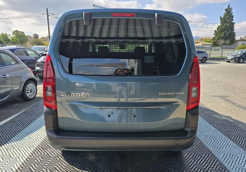 Vue arrière d'un Citroën Berlingo III bleu Kiama métallisé avec vitres arrière teintées et hayon large.