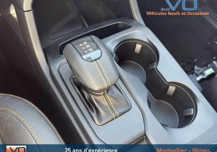 Gros plan sur le levier de vitesses automatique et les porte-gobelets du Ford Ranger noir Double Cabine 2025.