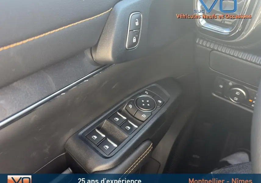 Commande des vitres électriques et verrouillage sur la porte côté conducteur du Ford Ranger Wildtrak noir 2025 intérieur