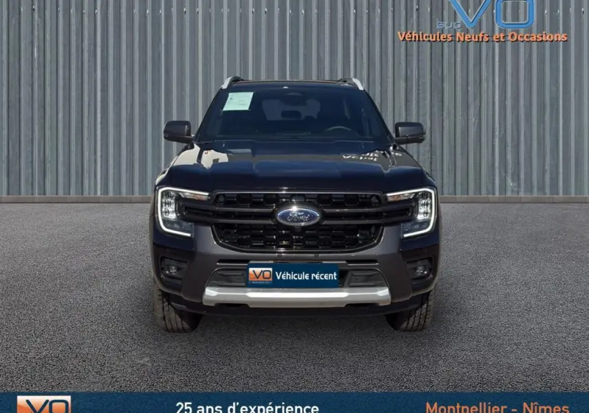 Ford Ranger Wildtrak noir vue de face avec calandre imposante et phares LED en forme de C.