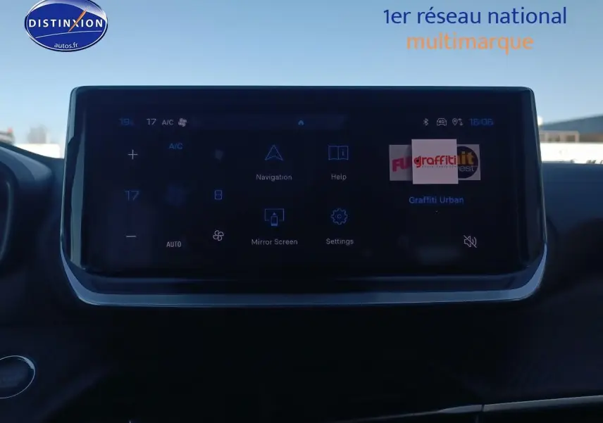 Écran tactile multifonction du tableau de bord du Peugeot 2008 gris Artense, vue de face intérieure.