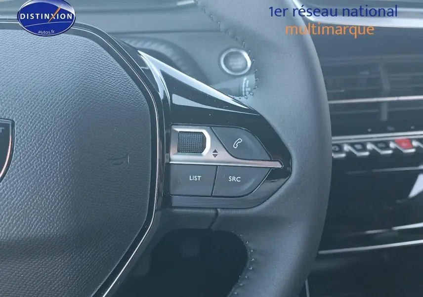 Gros plan sur la partie droite du volant noir du Peugeot 2008 2025 avec commandes audio et téléphone intégrées.
