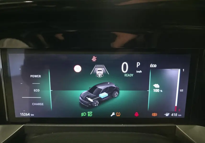 Tableau de bord digital de l'Opel Mokka-e 2025 affichant l'autonomie à 100% et la vitesse à 0 km/h.