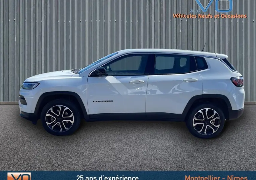Profil côté gauche du Jeep Compass blanc 2024 avec jantes alliage 18 pouces et vitres teintées.