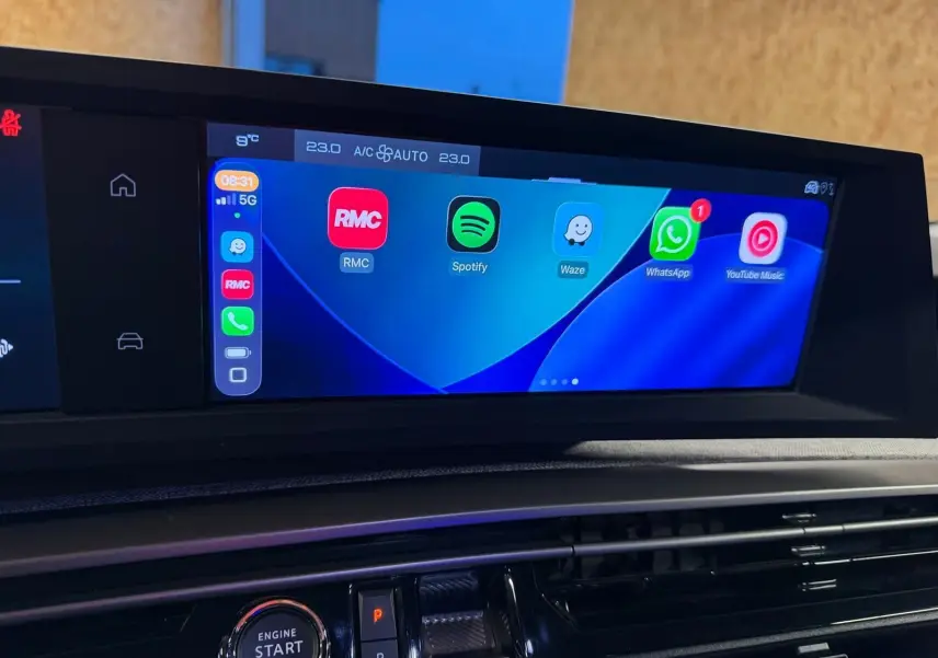 Écran tactile central du tableau de bord du Peugeot 3008 gris 2025, affichant des applications connectées.