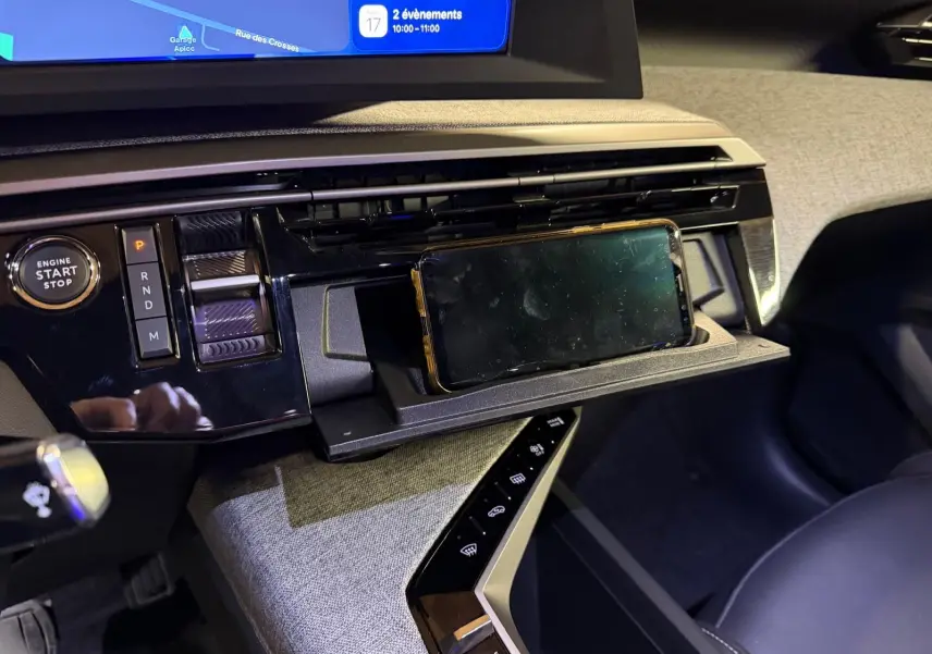 Détail de la console centrale du Peugeot 3008 gris 2025, avec écran tactile et rangement pour smartphone intégré.