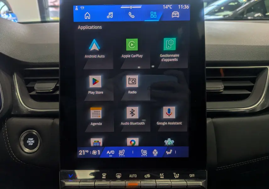 Vue rapprochée de l’écran tactile central du Renault Symbioz gris, affichant les applications connectées et commandes climatisation.