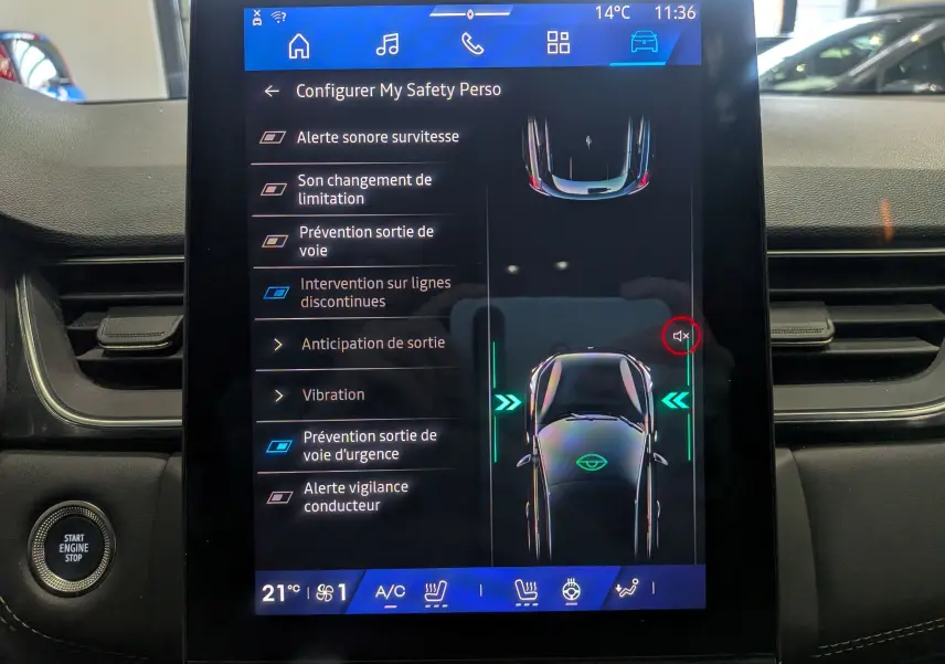 Écran tactile central du Renault Symbioz 2025 affichant les options de sécurité et l’interface de conduite.