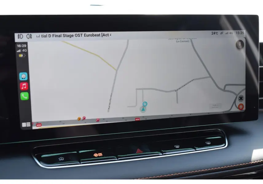 Écran tactile 12,3 pouces du tableau de bord du MG Motor EHS blanc, affichant la navigation GPS.