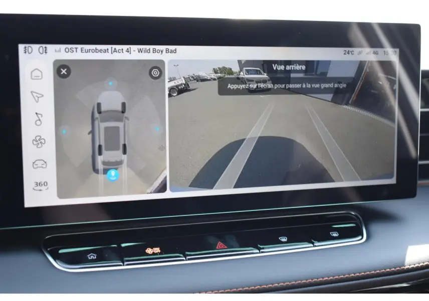 Écran tactile intérieur du MG Motor EHS blanc 2026 montrant la caméra 360° et l’aide au stationnement arrière.