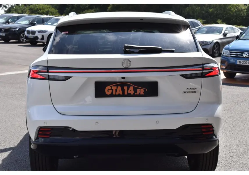 Vue arrière du MG Motor EHS blanc avec feux LED reliés par une bande rouge et logo Hybrid+ visible à droite.