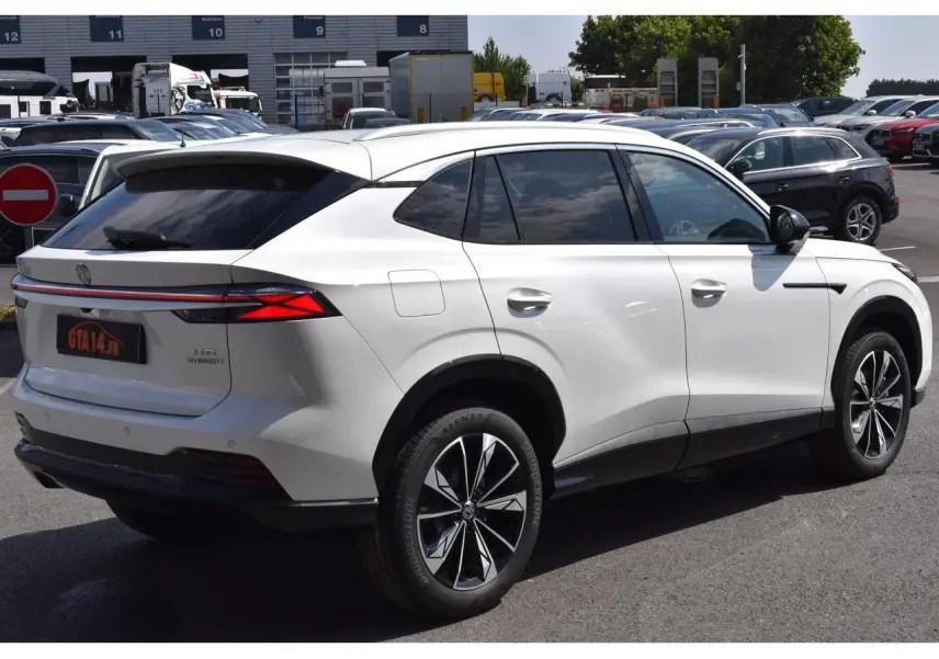 Vue 3/4 arrière droite du MG Motor EHS blanc 2026 avec feux LED et jantes alliage 19 pouces.