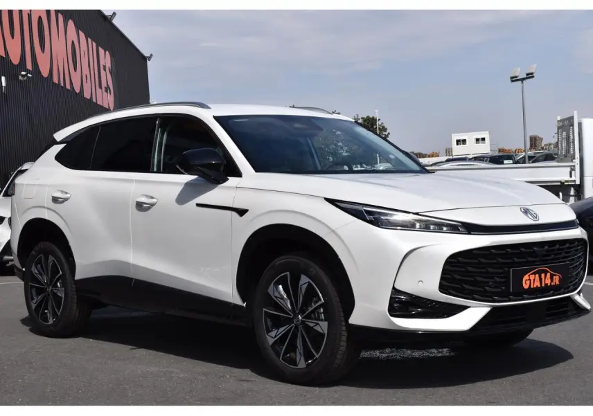 MG Motor EHS blanc en 3/4 avant droit avec jantes alliage noires et calandre noire distinctive.