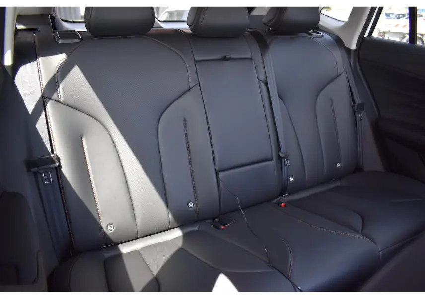 Vue rapprochée des sièges arrière en similicuir noir du MG Motor EHS 1.5 Hybrid+ 224 ch Luxury 2026.