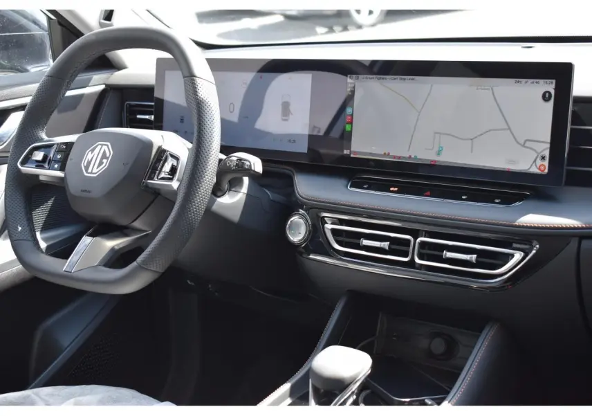 Vue intérieure côté conducteur du MG Motor EHS 1.5 Hybrid+ 224 ch Luxury avec tableau de bord numérique et écran tactile panoramique.