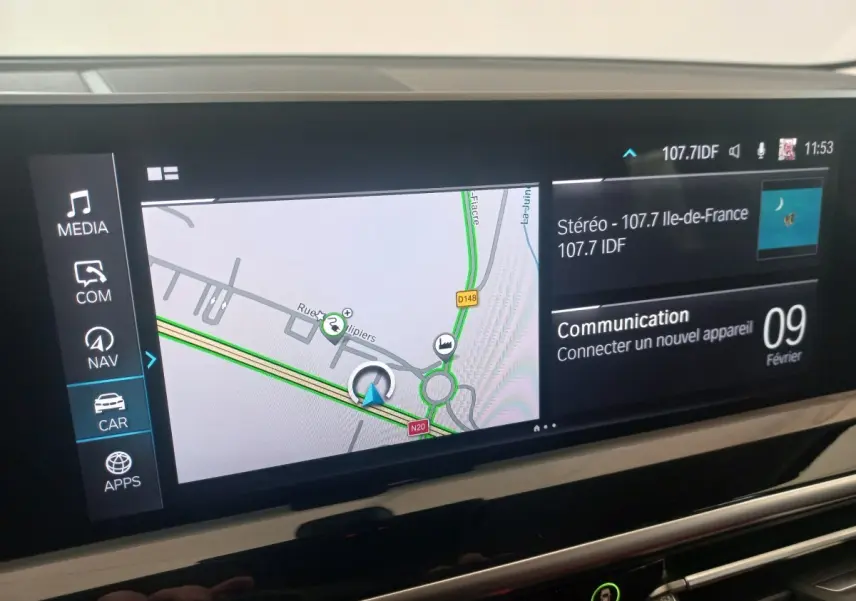 Écran tactile central du BMW X3 xDrive30e 2022 montrant la navigation et les options multimédia en intérieur.