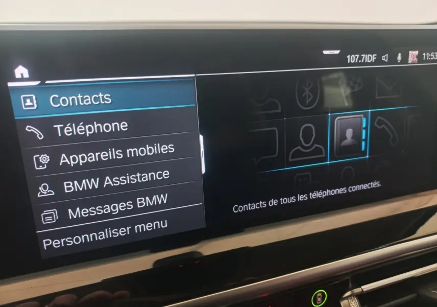 Écran tactile central du BMW X3 blanc 2022 affichant le menu contacts et options connectées.