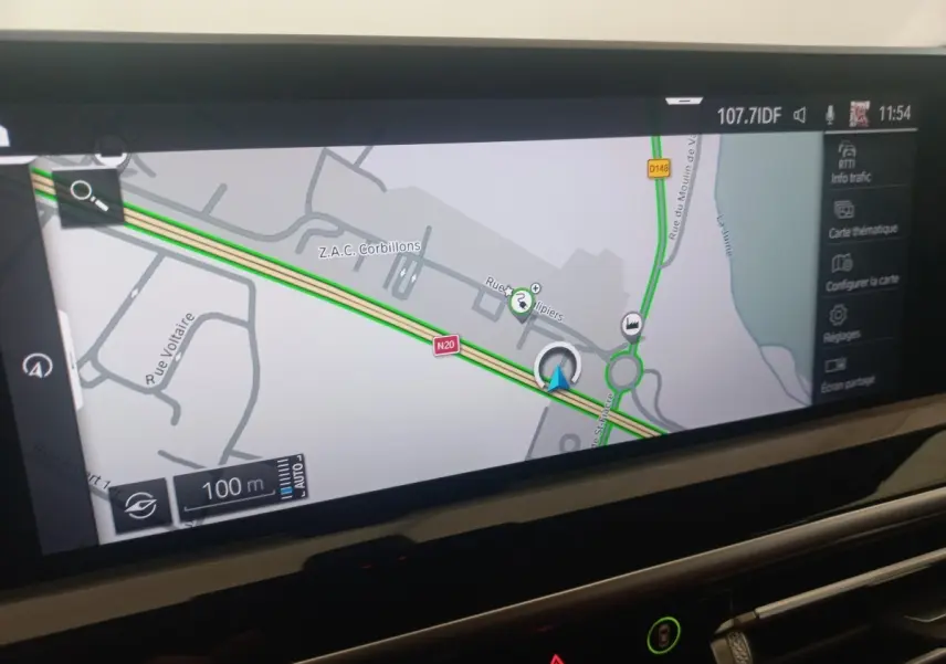 Écran tactile central du tableau de bord du BMW X3 xDrive30e 2022 affichant la navigation GPS en mode carte.