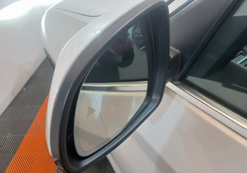 Rétroviseur extérieur côté gauche blanc du BMW X3 xDrive30e 2022 avec carrosserie visible en arrière-plan.