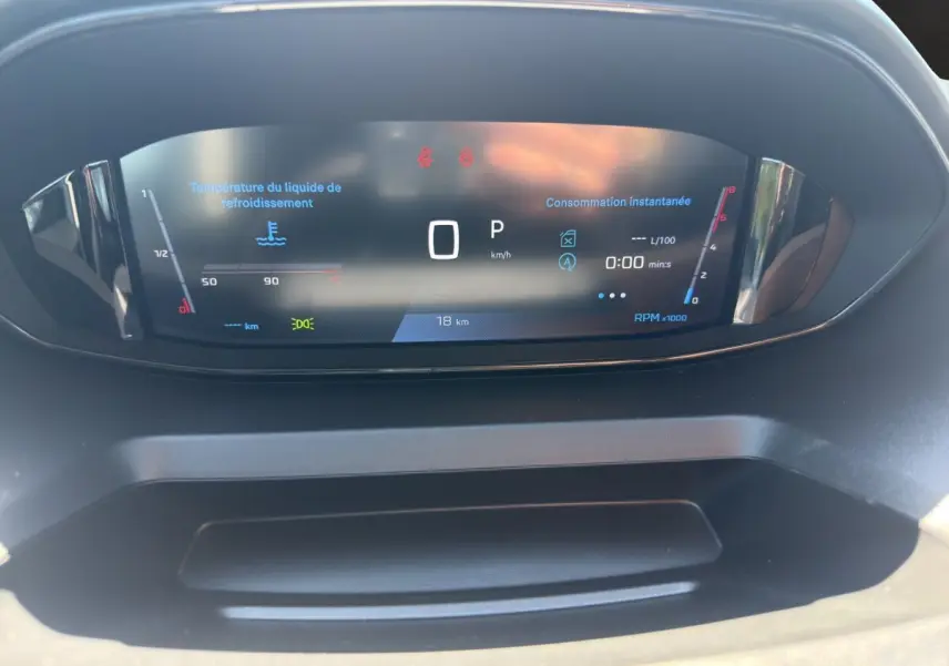 Vue rapprochée du combiné d'instruments numérique du Peugeot Rifter 2026 affichant vitesse, température et consommation instantanée.
