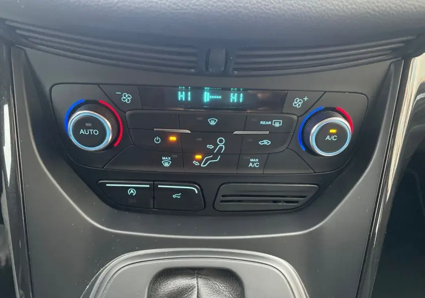 Panneau de climatisation et commandes centrales du Ford Kuga gris 2017, avec réglages de température et ventilation visibles.