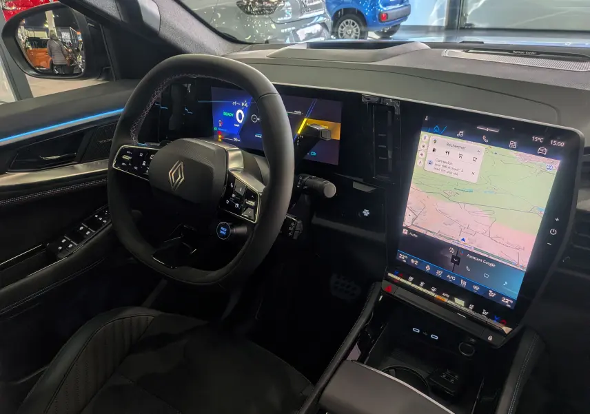 Vue intérieure côté conducteur du Renault Rafale E-TECH 2025, avec tableau de bord numérique et écran tactile central.