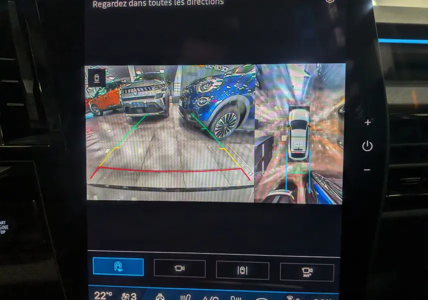 Écran de caméra 360° du Renault Rafale gris schiste satin, vue arrière et vue aérienne du stationnement.