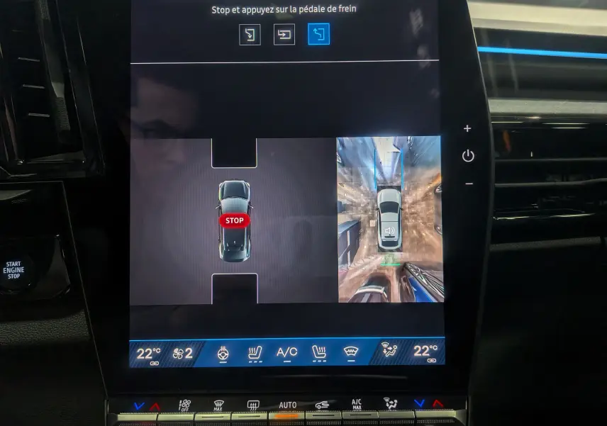Écran central du Renault Rafale E-TECH hybride montrant la vue 360° avec indication d'arrêt et température à 22°C.