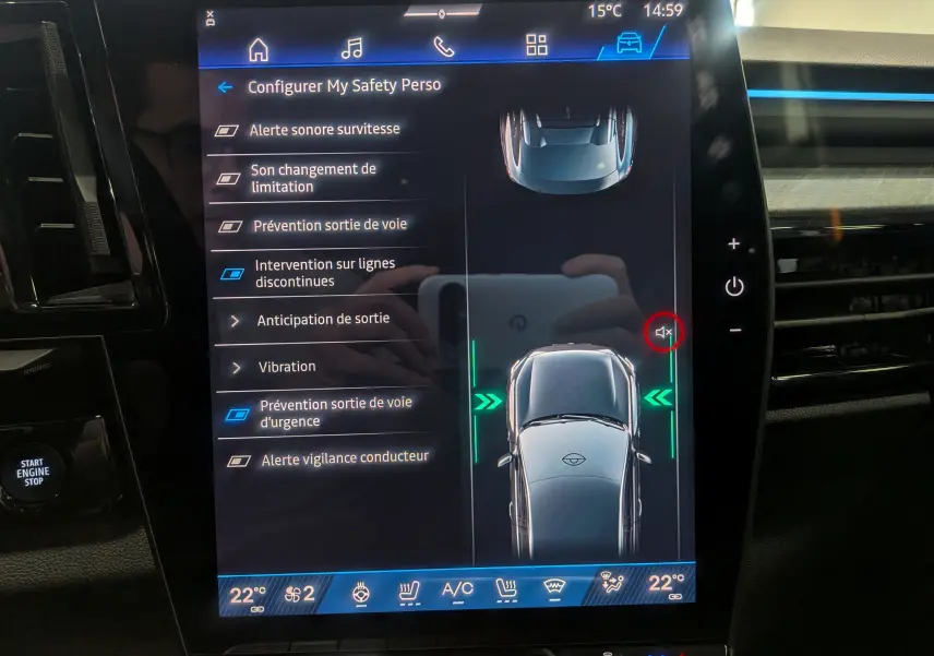 Écran central tactile du Renault Rafale E-TECH gris schiste, affichant les réglages d’aides à la conduite en vue de dessus.