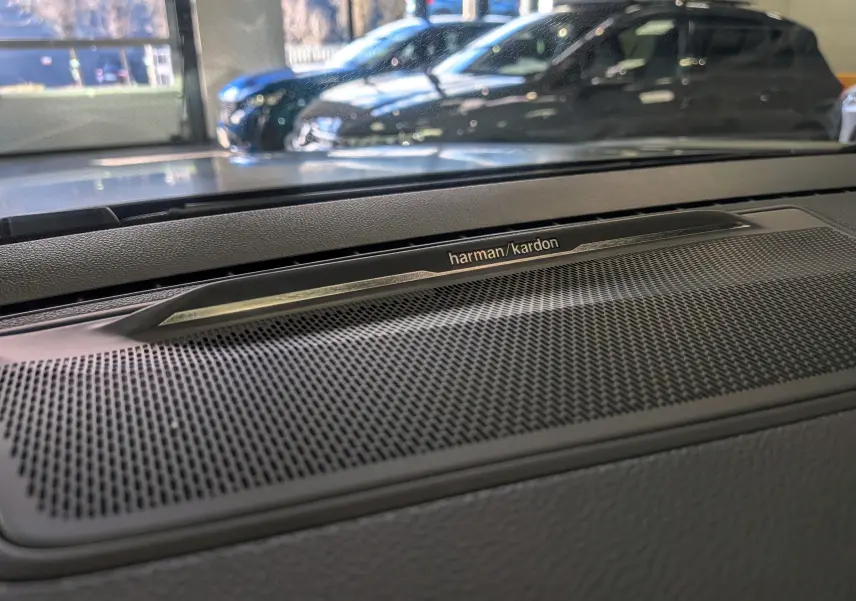 Gros plan sur la grille de haut-parleur Harman/Kardon intégrée au tableau de bord du Renault Rafale gris Schiste Satin.
