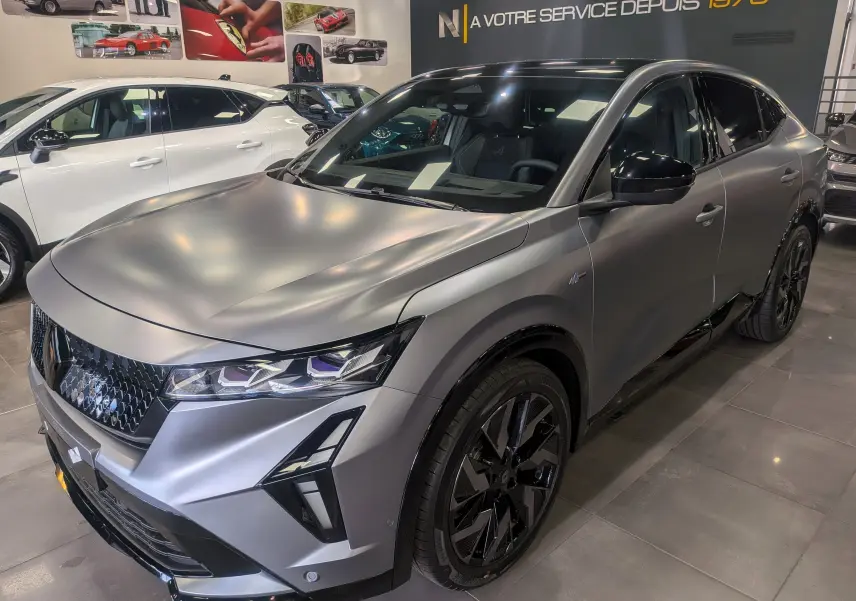 Renault Rafale E-Tech gris Schiste Satin en 3/4 avant droit, avec jantes noires et détails noirs brillants.