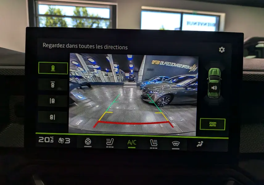 Écran de caméra de recul du Dacia Duster Hybrid-G 150 CH 4x4 en intérieur, vue arrière avec lignes de guidage colorées.
