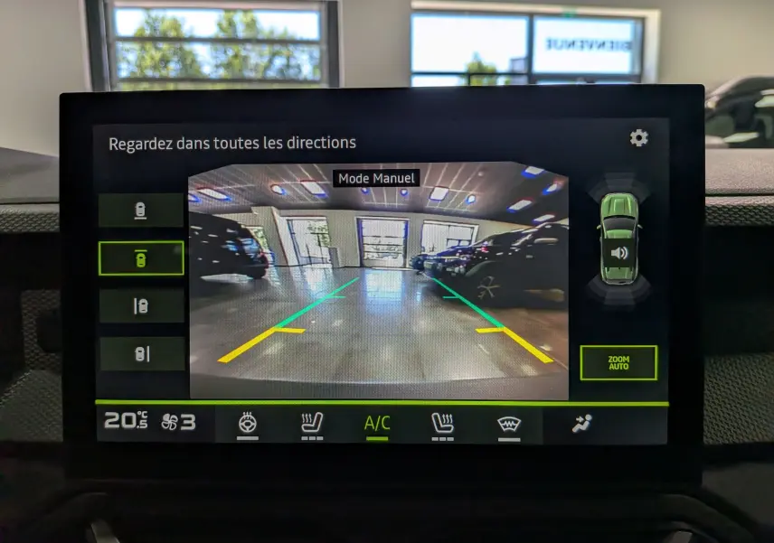 Écran de caméra de recul montrant l’intérieur d’un garage avec plusieurs véhicules, affichage du Dacia Duster Hybrid-G 2026.