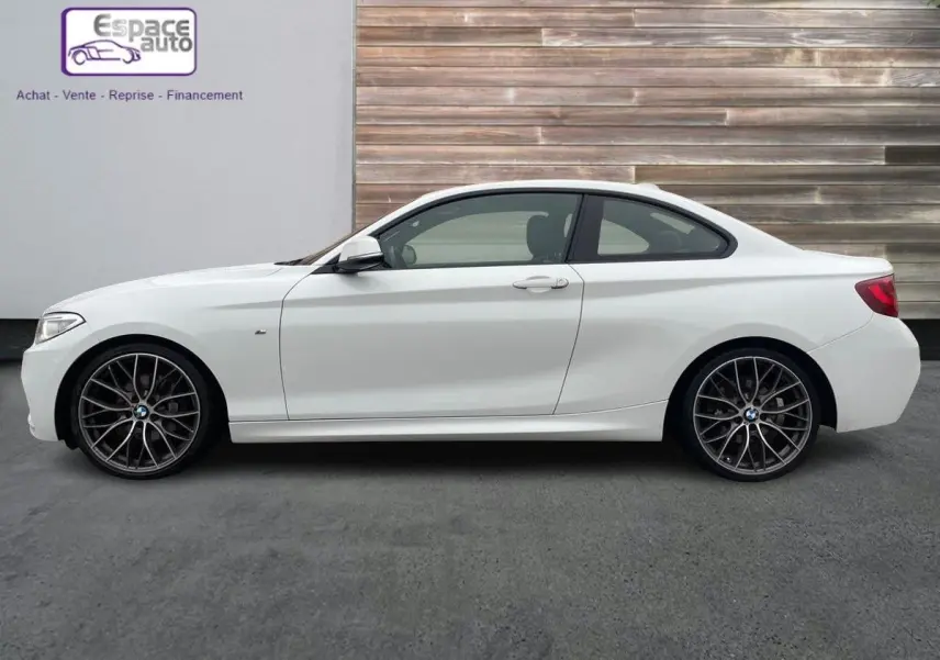 BMW Série 2 Coupé F22 220d M Sport blanc vu de profil côté gauche avec jantes alliage sport noires.