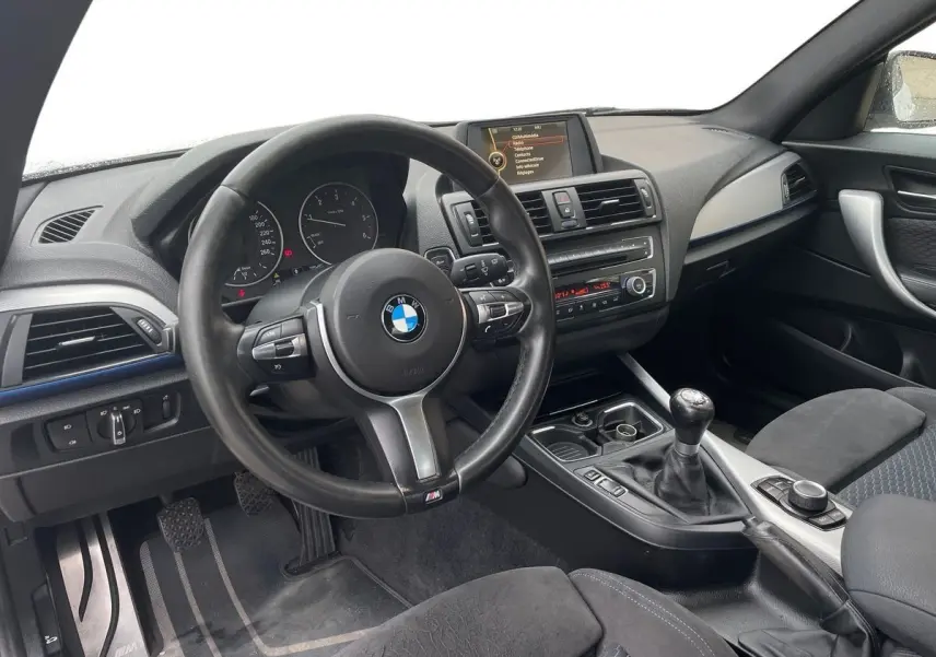Intérieur de BMW Série 2 Coupé F22 220d M Sport 2014, vue du poste de conduite avec volant M et levier de vitesse manuel.