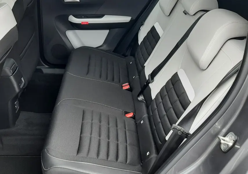 Vue côté droit de l'intérieur arrière du Citroën C3 Aircross 2026 gris Mercury, sièges bicolores noir et clair.
