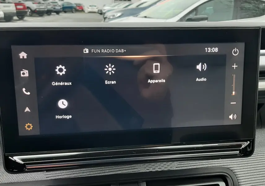 Écran tactile central du Citroën C3 Aircross 2026 gris Mercury, affichant le menu des réglages multimédia.