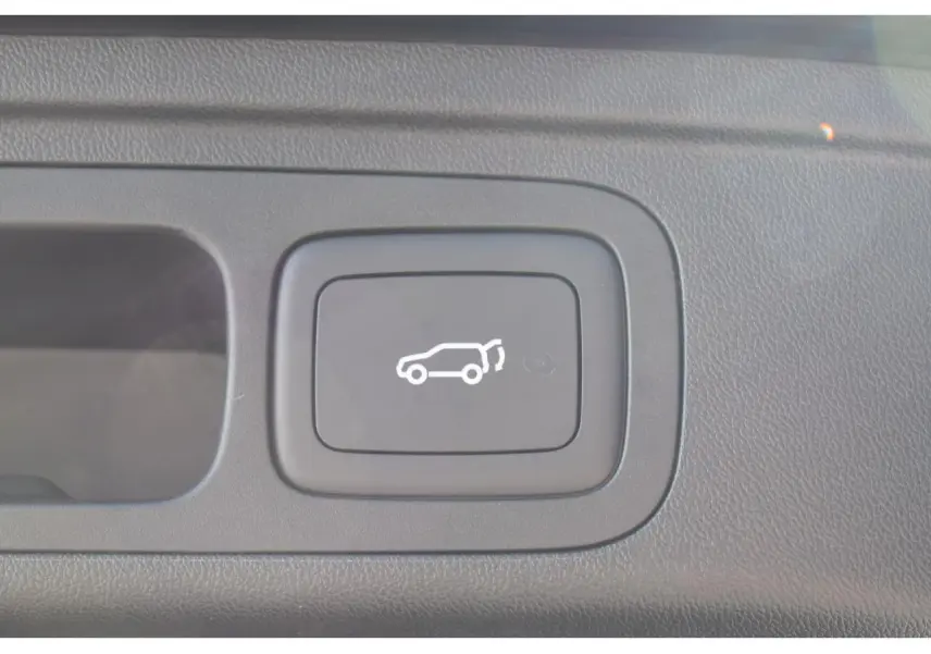 Bouton noir d'ouverture électrique du hayon sur la console intérieure du MG Motor EHS 1.5 Hybrid+ 224 ch Luxury.