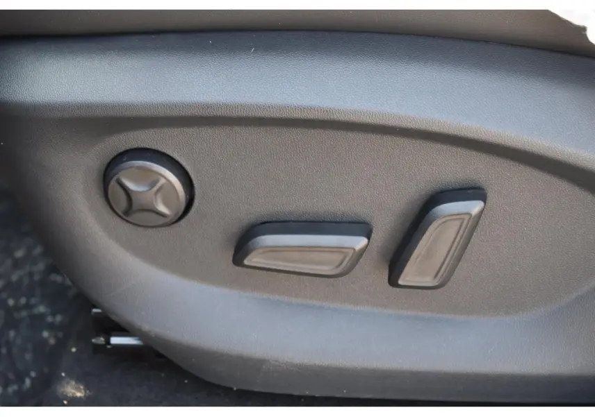 Gros plan sur les commandes de réglage électrique du siège conducteur noir du MG MOTOR EHS 1.5 Hybrid+ 224 ch Luxury.