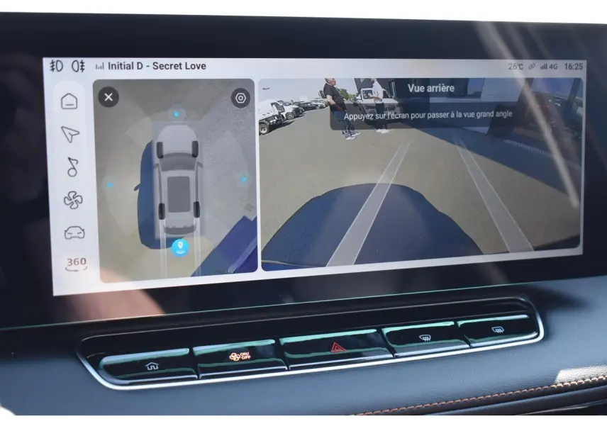 Écran tactile intérieur affichant la caméra 360° et vue arrière du MG MOTOR EHS noir hybride 2026.