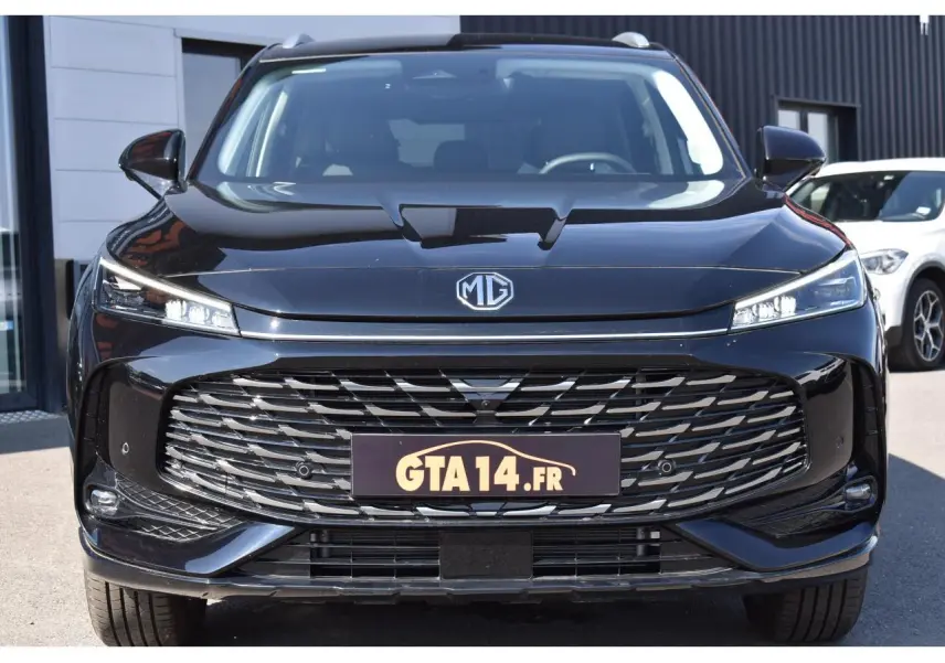 Vue frontale d’un MG MOTOR EHS 1.5 Hybrid+ noir métallisé avec calandre large et phares LED fins.