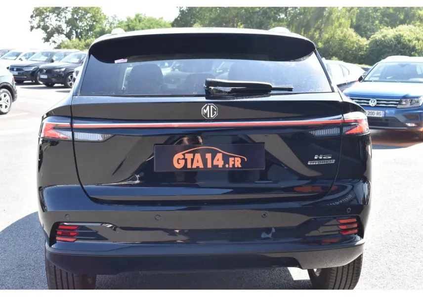 Vue arrière d'un MG MOTOR EHS 1.5 Hybrid+ noir avec feux LED et logo MG visible en plein jour.