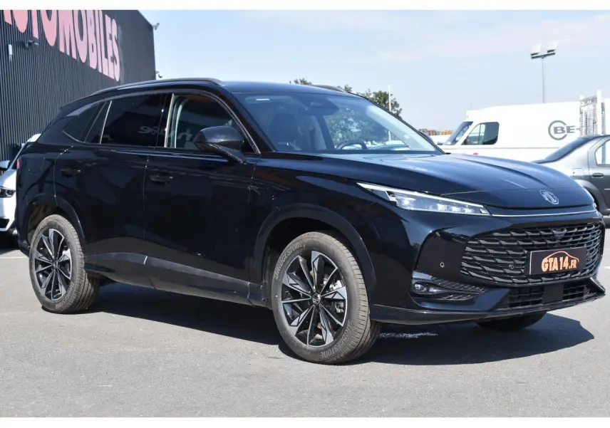 MG Motor EHS 1.5 Hybrid+ noir métallisé en 3/4 avant droit avec jantes alliage et calandre imposante.