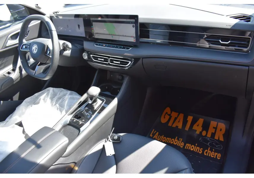 Vue intérieure côté conducteur du tableau de bord noir et écran tactile du MG Motor EHS 1.5 Hybrid+ Luxury 2026.
