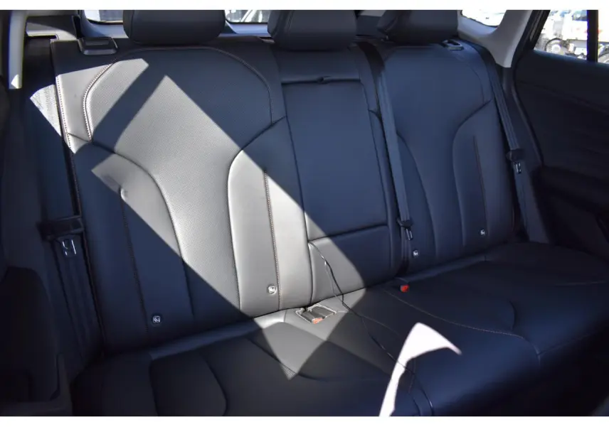 Vue intérieure des sièges arrière en similicuir noir du MG MOTOR EHS 1.5 Hybrid+ 224 ch Luxury 2026.