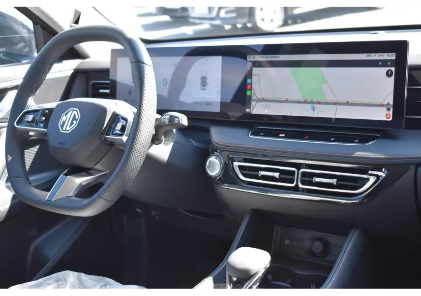 Intérieur du MG Motor EHS 1.5 Hybrid+ 224 ch Luxury 2026, vue du tableau de bord avec écran tactile large et volant noir.
