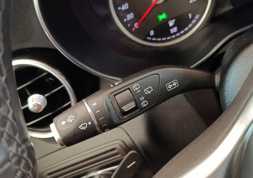 Gros plan sur la commande d’essuie-glace côté droit du tableau de bord noir du Mercedes GLC bleu 2022.
