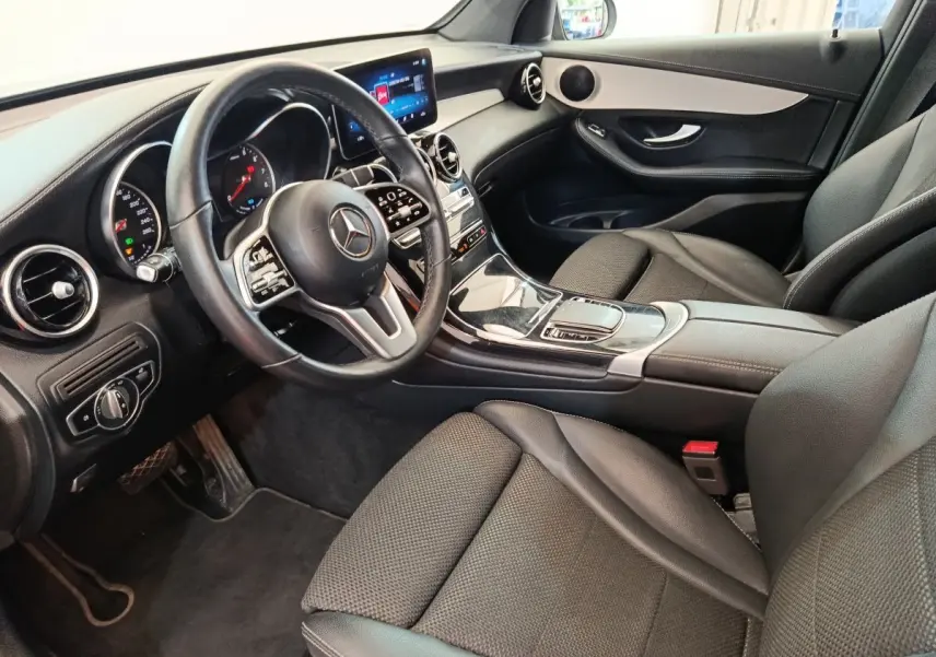 Intérieur noir du Mercedes GLC 300 DE Business Line 2022 vu côté conducteur, tableau de bord et volant multifonctions visibles.