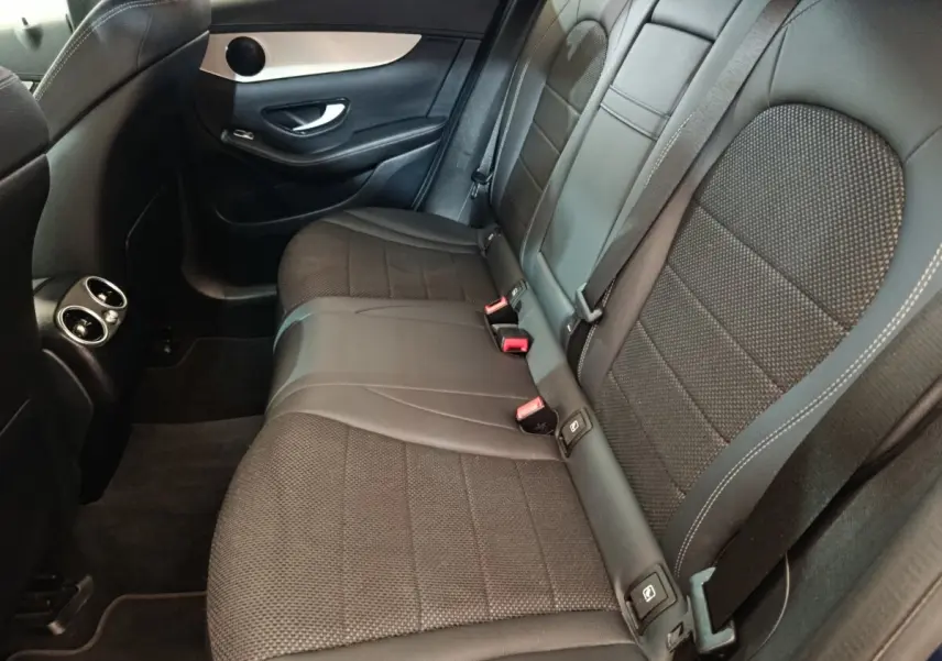 Vue intérieure côté droit des sièges arrière noirs en cuir et tissu du Mercedes GLC 300 DE Business Line 2022.