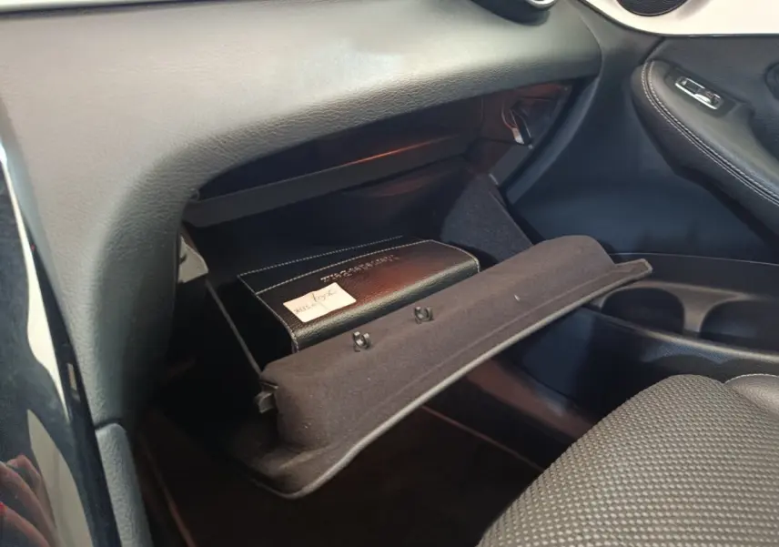 Gant de boîte à gants ouvert côté passager du Mercedes GLC 300 DE Business Line 2022, intérieur noir.